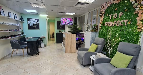 Enjoy A 60 Minute Hydra Facial With Blow Dry Or Manicure & Pedicure Abu Dhabi - Image 6