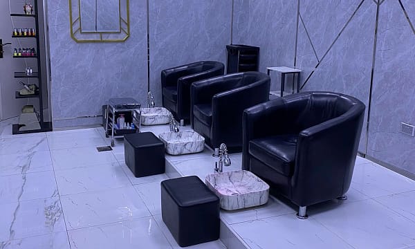Get A Womens Half Or Full Arms & Legs Or Full Body Waxing & More Dubai - Image 3